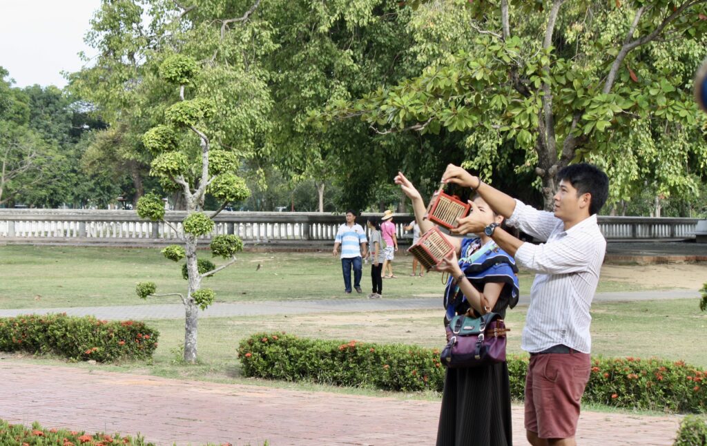 een-verliefd-stelletje-laat-vogels-vrij-voor-geluk-in-Ayutthaya