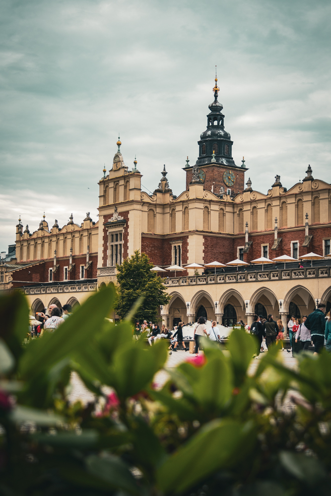 de-groet-markt-in-krakau-met de-lakenhal