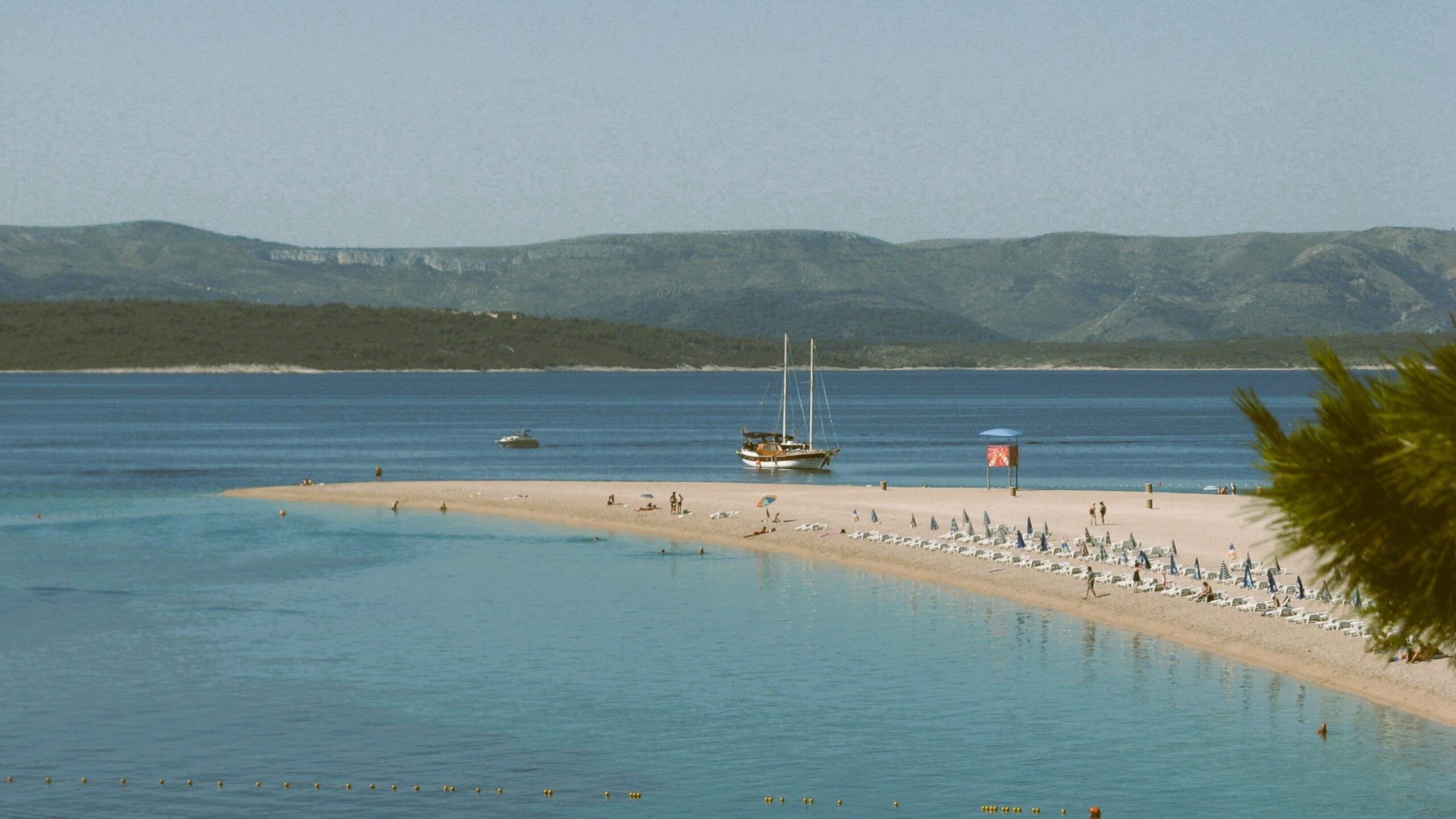 het-goudgele-strand-van-zlatni-rat